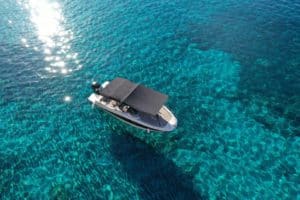 Yate Laya vista cenital - Barcos de alquiler en Menorca