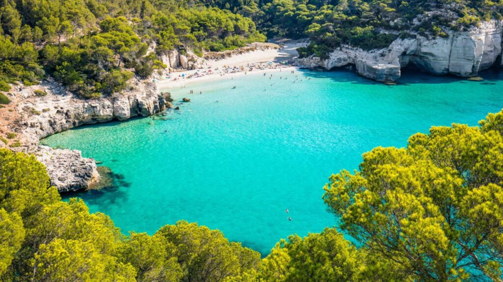 Menorca con playas vírgenes que ofrecen tranquilidad y paz