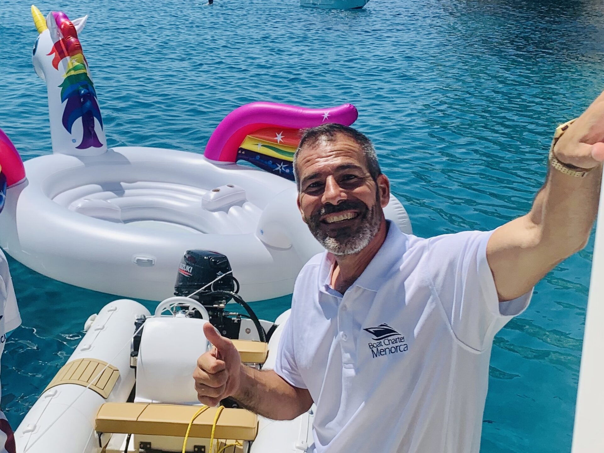 Patron profersional de boatchartermenorca.com con juguete y auxiliar