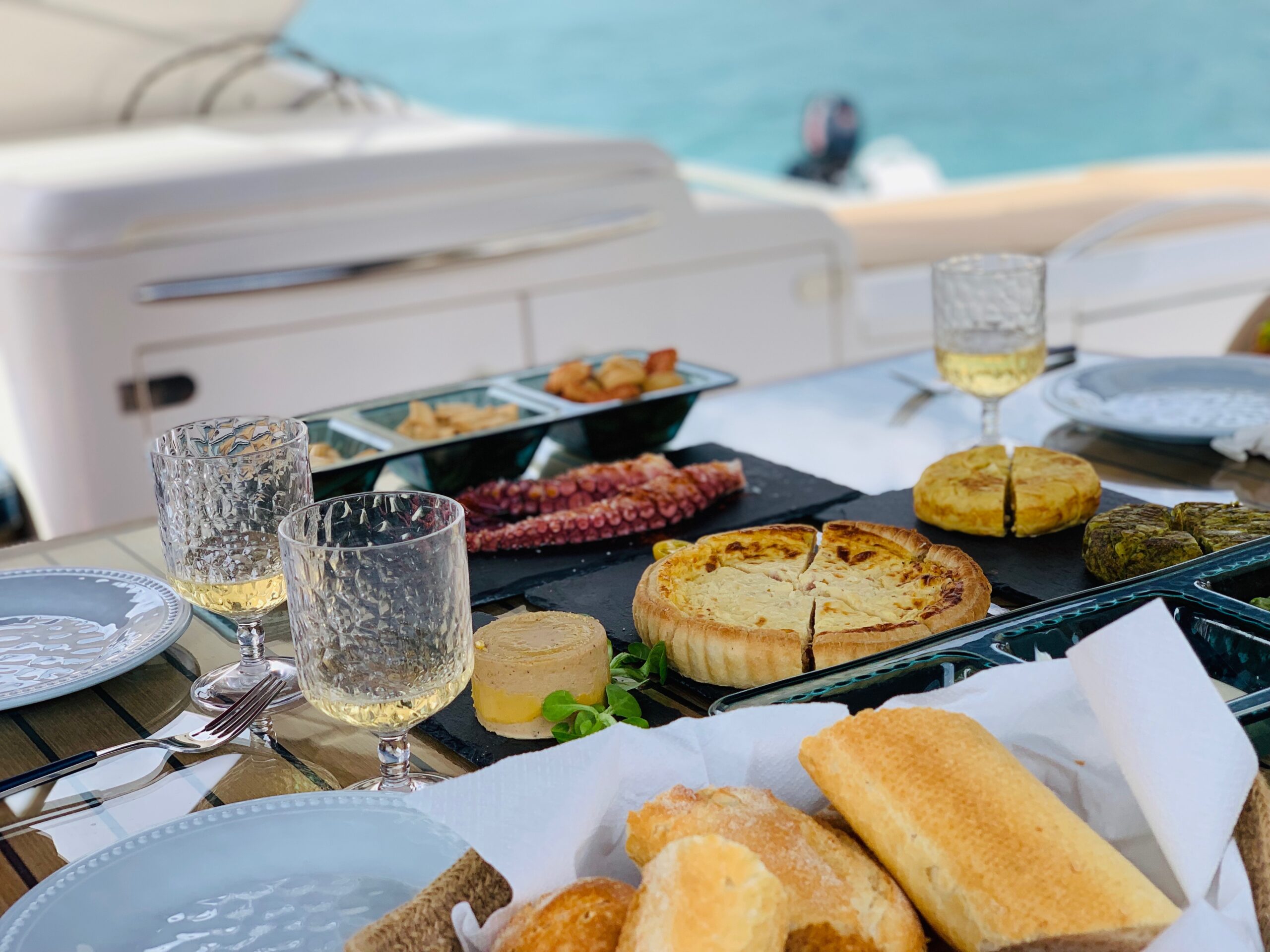 Catering a bordo con el restaurante Es Raco, con BOAT CHARTER MENORCA